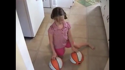 Момиче със забележителен баскетболен дрибъл с топка!
