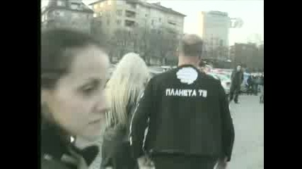 Андреа в сигнално жълто