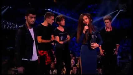 One Direction,снощи връчиха наградата на Селена