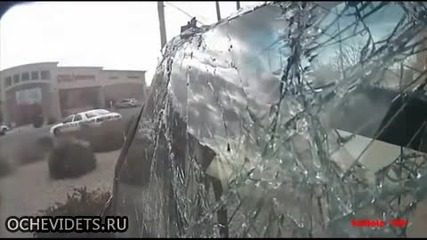 Кадри от катастрофа,шофьора полита през предното стъкло