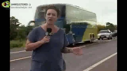 Камион замалко да отнесе репортерка