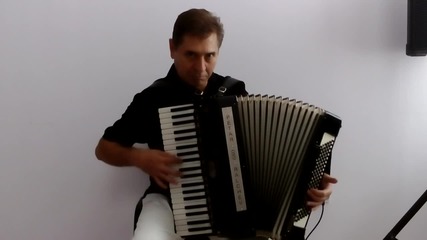 Petar Ralchev demonstrating Midi accordeon Gsd-петър Ралчев демонстрира Миди акордеон