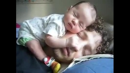 Малко бебенце спи върху лицето на баща си !