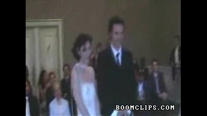 Младоженец се излага яко на сватбата си 