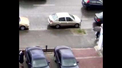Голям смях - Жена паркира своята кола !!!! 