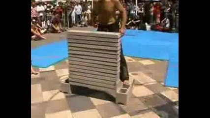 Shaolin Breaking - Master Neal Hardy Breaks Bricks - Чупене На Тухли