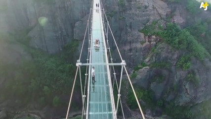 Уникалният Стъклен мост в Китай е отворен
