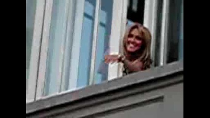 Anahi - Saludando A Fans Desde Su Hotel