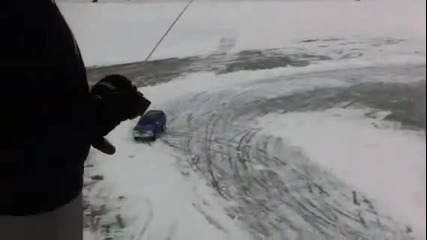 Дрифт на снега с мини коли