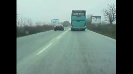 Кола с десен волан изпреварва автобус с луд коментар