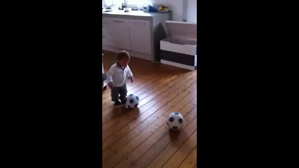 Холандски елитен клуб подписа договор с...бебе (видео) - Европейски футбол - Sportal.bg