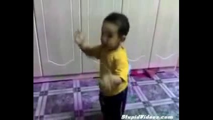 На детето му трябва музика за танците !