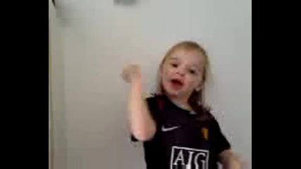 Момиче Пее За Cristiano Ronaldo