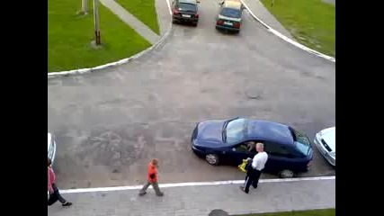 жена се мъчи да паркира колата си 