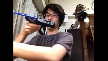 Луд азиатец си мие зъбите с пистолет!