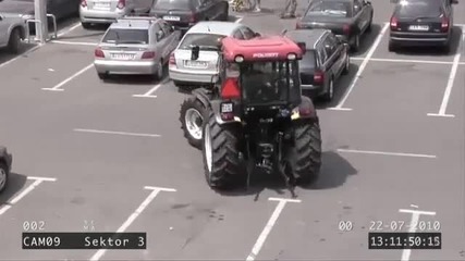 Смях ... Луда мацка паркира трактор !!!