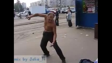 Пиян циганин се прави на майстор на бойни изкуства 
