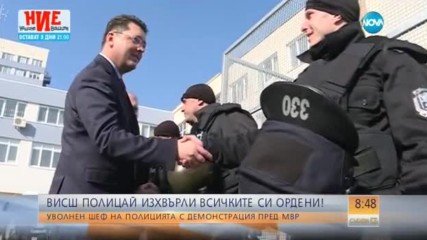 Полицейски шеф демонстративно изхвърли всичките си ордени и пред МВР