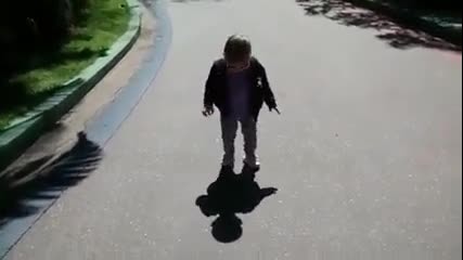 Дете се страхува от сянката си!