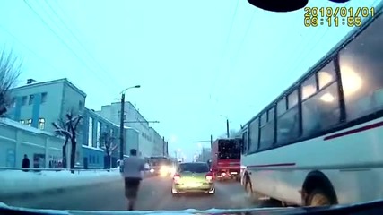 Неуспешен опит за самоубийство! Мъж срещу автобус!