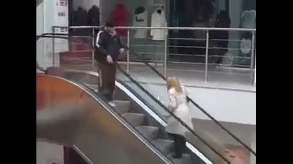 Блондинка на ескалатор