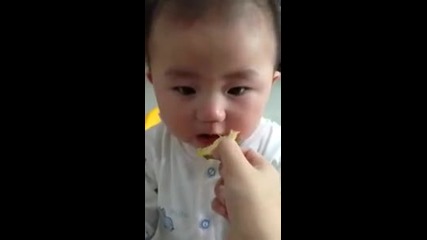 Дете опитва лимон за първи път