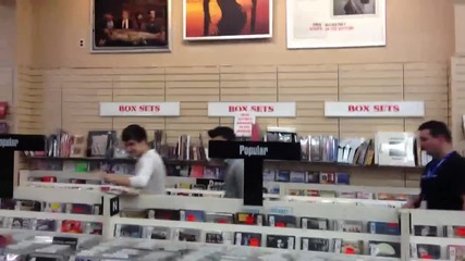 One Direction - Пристигат в магазин J&r за разписването на албума си - Nyc