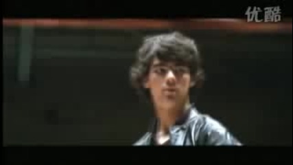 Jonas Brothers - Paranoid (official Music Video)
