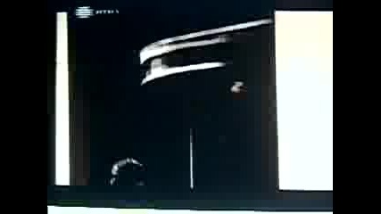 Феновете На Кристиано Роналдо Го Нападат Дори И В Колата Му!