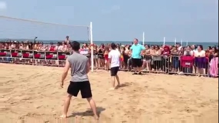 джонас брадърс играят волейбол на плажа в чикаго