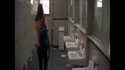 Писък / Призрачното Лице напада Сидни в училищните тоалетни