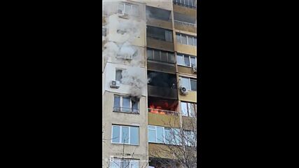 Пожар в блок в столицата, тече евакуация