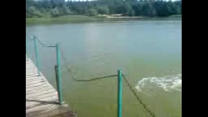 Плувец забравя да прескочи преградата