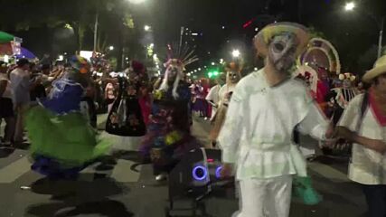 Мексико Сити стартира честванията за Деня на мъртвите с парад на скелетите (ВИДЕО)