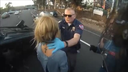 Моторист спира за да спаси момиче от преобърната кола на пътя!