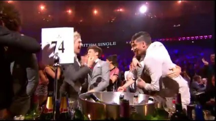 Те Успяха ! One Direction спечелиха The Brit Awards за най-добър сингъл !