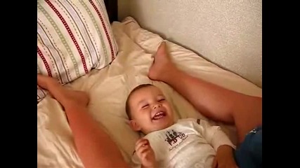 Супер сладко бебе се смее забавно