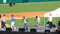 One Direction правят секси движения докато пеят Up All Night на Dr Pepper Ballpark - Далас