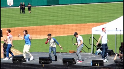 One Direction правят секси движения докато пеят Up All Night на Dr Pepper Ballpark - Далас