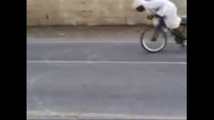 лудия арабин прави дрифт с колело