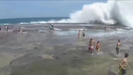 Свирепа вълна помете всички хора на плажа!