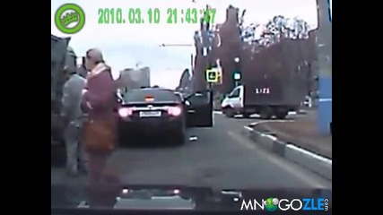 Гума на камион гръмва в кола