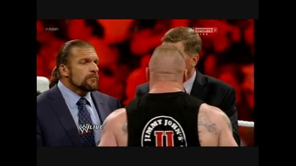 Brock Lesnar Напада Triple H и Му Чупи Ръката - Wwe Raw 30/04/2012