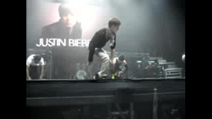 Justin Bieber tancuva na pesenta na Usher - Dj got us falling in love ( London Soundcheck )