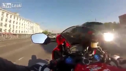 Задръстване в Москва ... Няма проблем за пича с Honda Cbr-1000rr