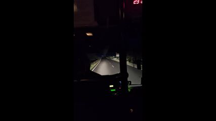 Автобус кара пътници в насрещното