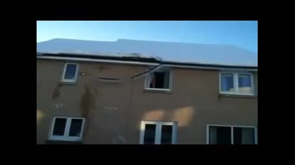 Как Да Свалите Снега От Покрива Си (смях) 