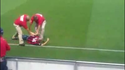 Луд фен прегръща Роналдиньо 
