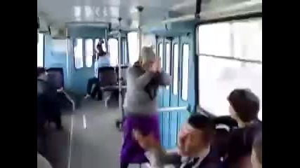 Напушена баба танцува в трамвай 