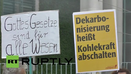 Germany: 'Pope Francis a much better climate activist than Merkel' - Berlin protesters